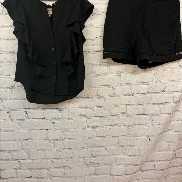 (Set)Black Ruffle Button-Front Blouse with Matching Shorts - Picture 3 of 7